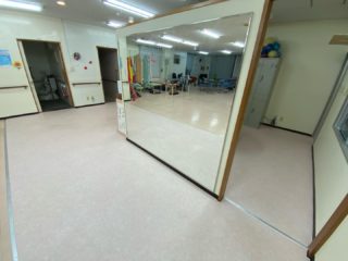 沖縄リフォーム デイサービス 床貼替え 間仕切り作成
